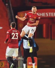 در هفته بیست و سوم لیگ برتر انگلیس تیم های منچستریونایتد و اورتون به مصاف هم رفتند که این بازی با نتیجه سه بر سه مساوی شد.