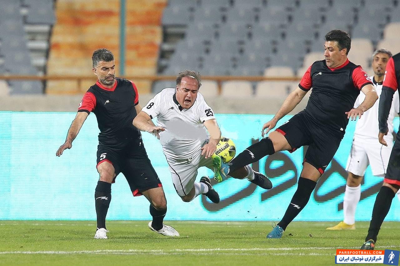 سیروس دین محمدی را در این صحنه نامردی زدند؛ شاید به این دلیل که آقا سیروس به دل نمی گیرد؛ اگر بازیکن دیگری برای تصاحب توپ جلو می آمد ...