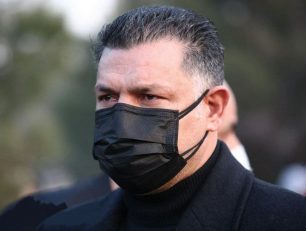 علی دایی در مراسم خاکسپاری علی انصاریان حضور پیدا کرد تصویری از علی دایی با چشمانی اشکبار در مراسم خاکسپاری انصاریان را مشاهده میکنید.