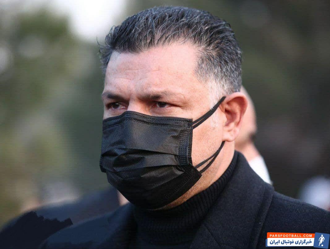 علی دایی در مراسم خاکسپاری علی انصاریان حضور پیدا کرد تصویری از علی دایی با چشمانی اشکبار در مراسم خاکسپاری انصاریان را مشاهده میکنید.