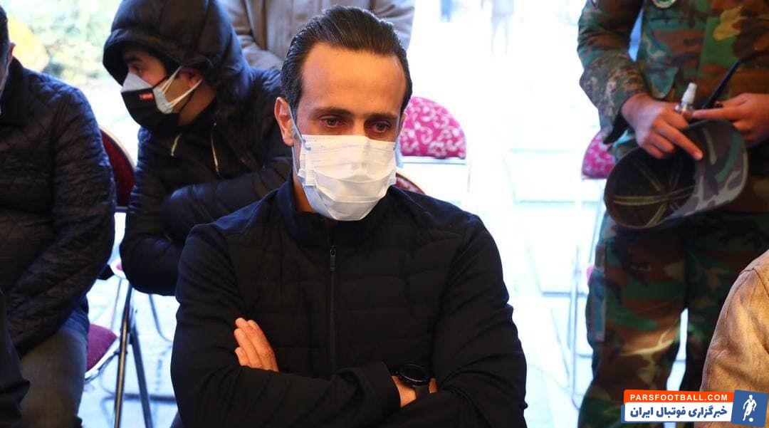 علی کریمی دوست و رفیق صمیمی انصاراین در مراسم تشییع پیکر او شرکت کرد و تصویری از او با چشمان گریان را مشاهده میکنید.