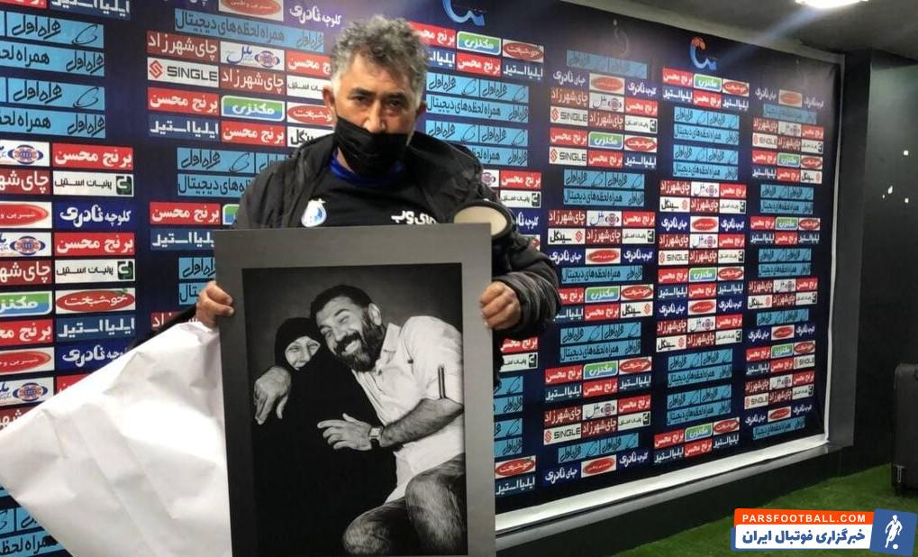 عکس علی انصاریان و مادرش در کنار نیمکت استقلال