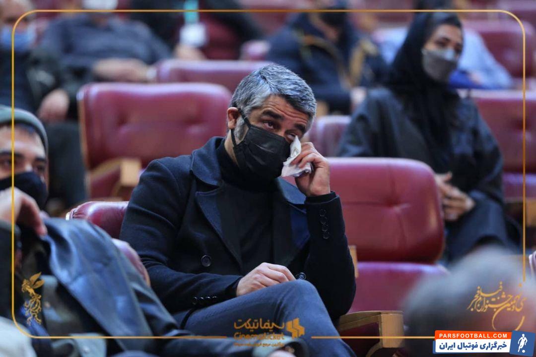 جاری شدن اشک پژمان جمشیدی هنگام پخش شدن کلیپی از علی انصاریان