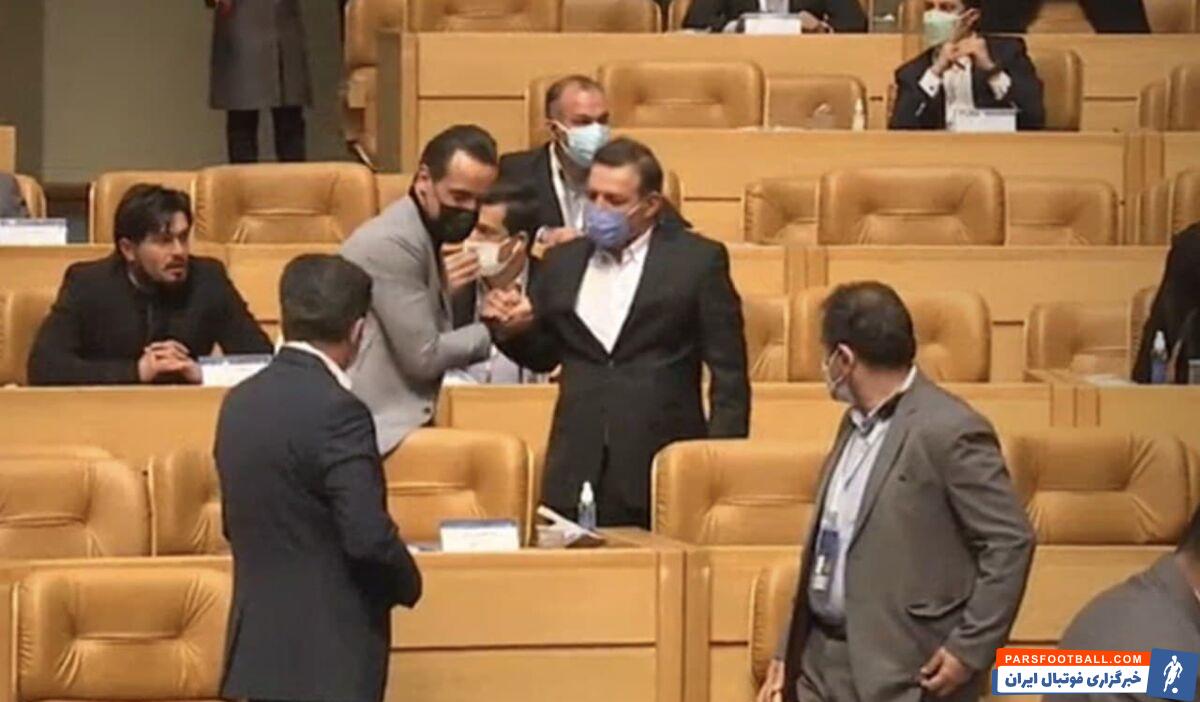 این هم تصویر علی کریمی پس از اعلام آرای نهایی انتخابات است. او با بی میلی با کیومرث هاشمی، عزیزی خادم و آجورلو دست داد.