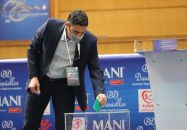 وحید هاشمیان خطاب به علی کریمی و مهدی مهدوی کیا پس از رای نیاوردن آن ها : فوتبال ایران به شما افتخار می کند