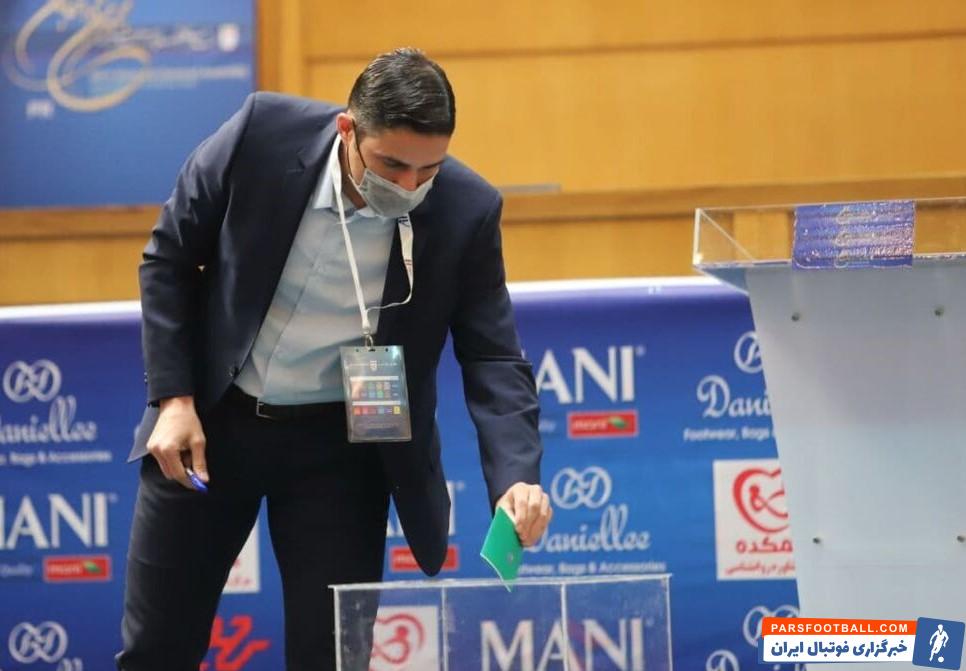 وحید هاشمیان خطاب به علی کریمی و مهدی مهدوی کیا پس از رای نیاوردن آن ها : فوتبال ایران به شما افتخار می کند