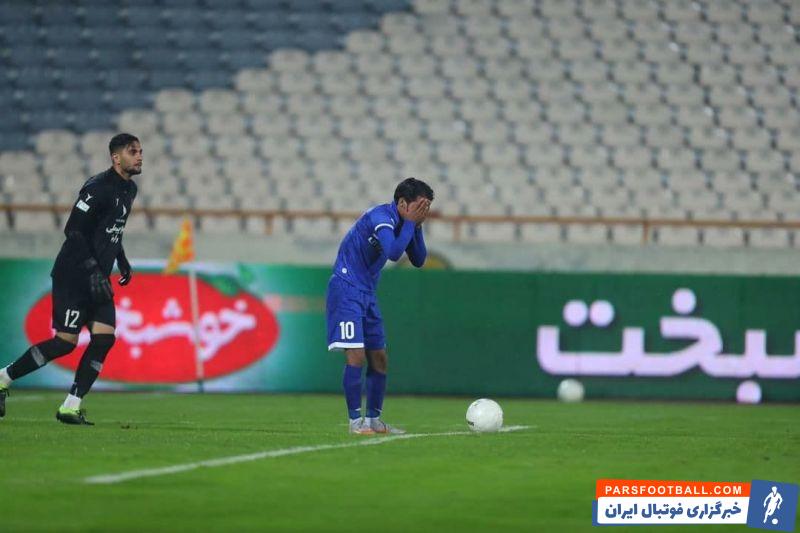 ضربه مهدی قایدی به تیر دروازه خورد در برگشت هم نتوانست دروازه نساجی را باز کند تا ناراحتی قایدی سوژه عکاسان حاضر در ورزشگاه آزادی شود.