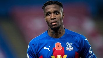 ویلفرد زاها ، بازیکن ساحل عاجی که زمانی در منچستریونایتد بازی می کند ، درباره آن دوران گفت : لوئیز فن خال به من گفت باید در پست مهاجم مرکزی بازی کنم ، من هرگز در این پست ها بازی نکرده بودم و به نظر می رسید هدف ناکام ماندن من باشد.