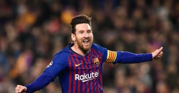 بازیکنان بارسلونا و لیونل مسی در تمرینات امروز بارسلونا به شکلی فان و شوخی به کتککاری فرانسیسکو ترینکائو بابت گل زیبایی که شب گذشته به ثمر رساند ، پرداختند.