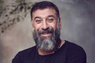 علی انصاریان سال گذشته برای دومین مرتبه در سال های اخیر در برنامه دورهمی حاضر شد و تست بازیگری معروفی که مهران مدیری از مهمانان می گرفت را داد.