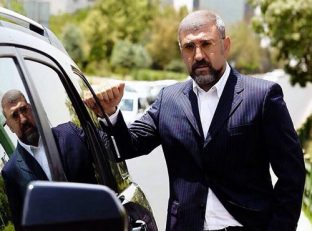 سال گذشته عکسی از علی انصاریان در کنار یک پاکبان منتشر شد. حالا این پاکبان در مراسم خاکسپاری علی انصاریان حضور پیدا کرده و درباره او صحبت می کند.