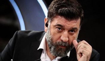 زنده یاد علی انصاریان با حضور در یک برنامه اینترنتی به همراه رضا صادقی ، خاطره جالبی را از دوران جوانی و درباره شهاب حسینی گفت.