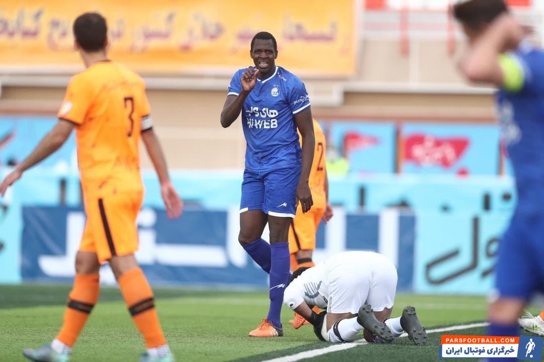 شیخ دیاباته مهاجم اهل مالی استقلال یک بار دیگر در امر گلزنی ناکام بود تا عدم گل زدن او بار دیگر هواداران این تیم را نگران کند.