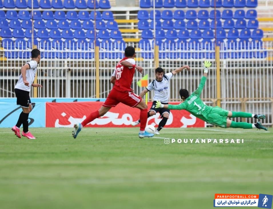 سجاد جعفری هافبک نفت مسجدسلیمان در شرایطی مقابل تراکتور گلزنی کرد که احتمالا آخرین بازی خود برای تیمش را در این دیدار انجام داد.سجاد جعفری هافبک نفت مسجدسلیمان در شرایطی مقابل تراکتور گلزنی کرد که احتمالا آخرین بازی خود برای تیمش را در این دیدار انجام داد.