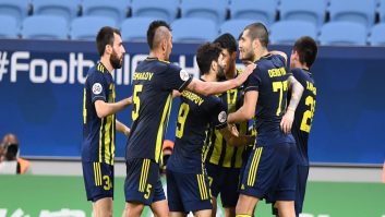 باشگاه پاختاکور ازبکستان ، رقیب تراکتور در لیگ قهرمانان آسیا ، در دو بازی اول لیگ ازبکستان پیروز شد و در صدر جدول لیگ این کشور قرار گرفت .