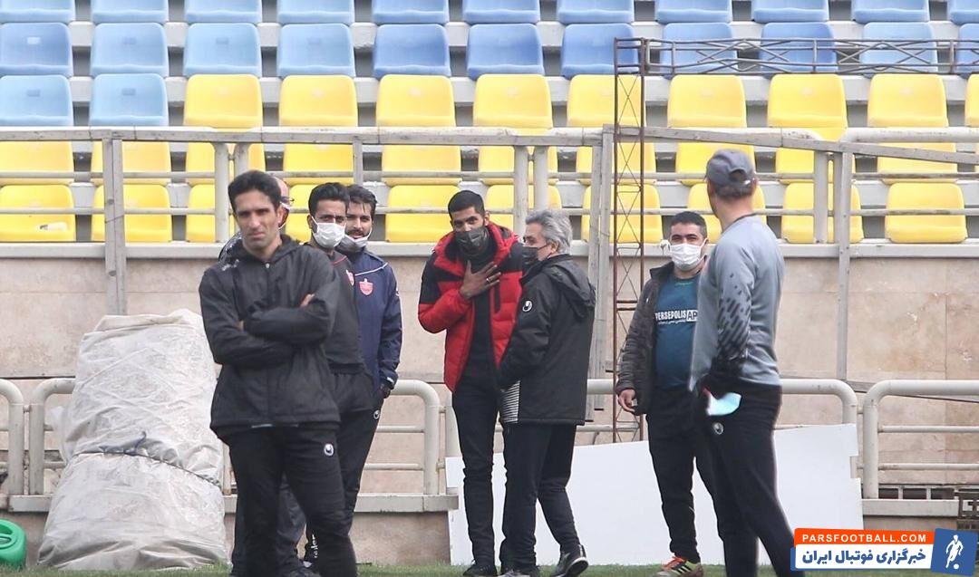 محمد انصاری مدافع تیم پرسپولیس که اخباری در مورد جدایی‌اش از جمع سرخپوشان مطرح شده است، در تمرین امروز این تیم با لباس شخصی حاضر شد.