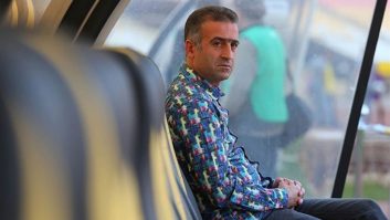 فراز کمالوند ، مربی تیم استقلال در نشست خبری پس از بازی با پیکان گفت : فکر می کنم تا دوشنبه ، سه شنبه پنجره نقل و انتقالات ما باز می شود . دو ، سه بازیکن جذب می کنیم.