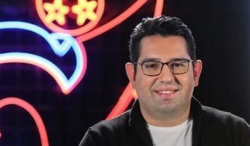 محمدرضا احمدی بعد از انتخاب به عنوان بهترین گزارشگر صدا و سیما گفت : جای عادل فردوسی پور در تلویزیون خالی است ، امیدوارم مدیران صدا و سیما ، اجازه بدهند که گزارشگران جوان پله پله بالا بیایند.