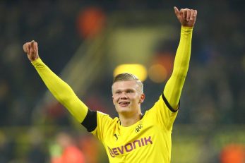 پس از گلزنی ارلینگ هالند از روی نقطه پنالتی در برابر تیم سویا ، این بازیکن روبروی بونو دروازه بان سویا خوشحالی ای را انجام داد که موجب اعتراض سویایی ها شد.