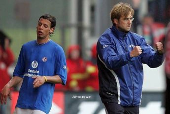 عکسی قدیمی از فریدون زندی در کنار یورگن کلوپ