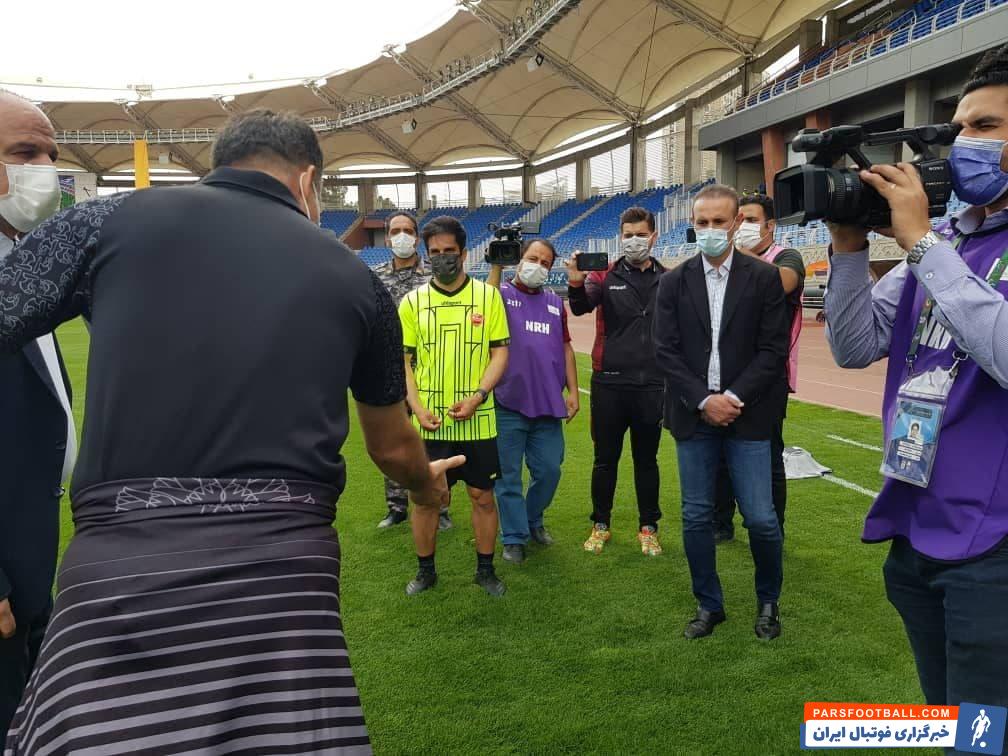 یحیی گلمحمدی سرمربی تیم پرسپولیس پس از ورود به ورزشگاه امام رضا، از وضعیت چمن این استادیوم انتقاد کرد و خواستار اصلاح این چمن شد.