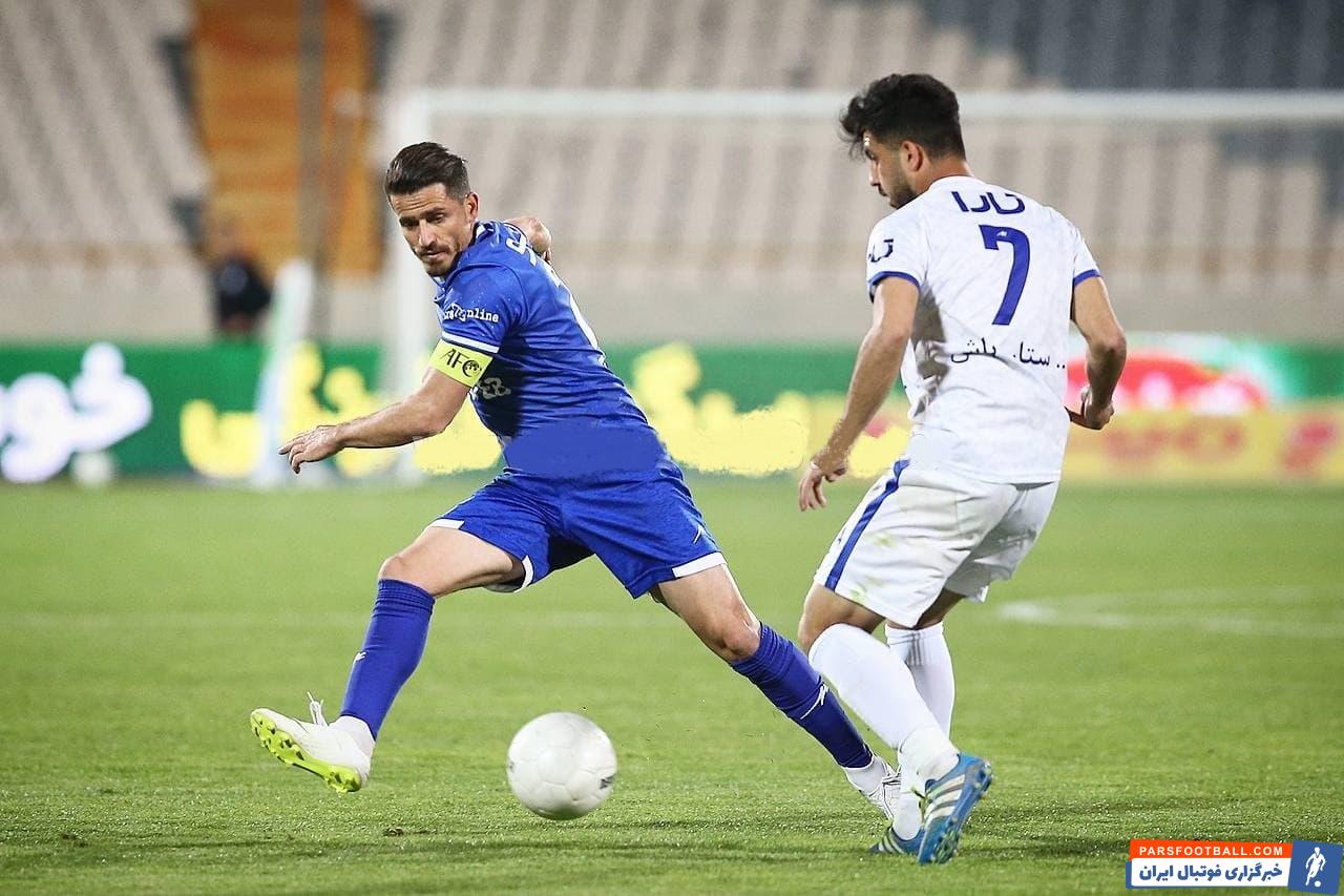 یکی از تغییرات ایجاد شده در ترکیب استقلال مقابل پیکان نیمکت نشینی سید احمد موسوی و بازی کردن وریا غفوری در پست دفاع راست بود.