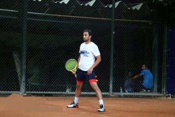 اکبر طاهری سرمربی تیم ملی تنیس می گوید، امیر جدیدی قبل از اینکه بازیگر شود تنیس باز بوده است و حضورش حال و هوای بهتری به رقابتها می دهد.