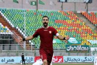 امین قاسمینژاد ، ستاره تیم پدیده ، که مدنظر استقلال هم بود ، پس از گلزنی به پرسپولیس شادی گل خاصی را انجام داد و عدد چهار را نشان داد .