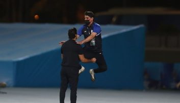 بهزاد غلامپور که به شادی گل های خود معروف است، پس از گل دوم آبیها طبق معمول به آسمان پرید و در آغوش فرهاد مجیدی فرود آمد.