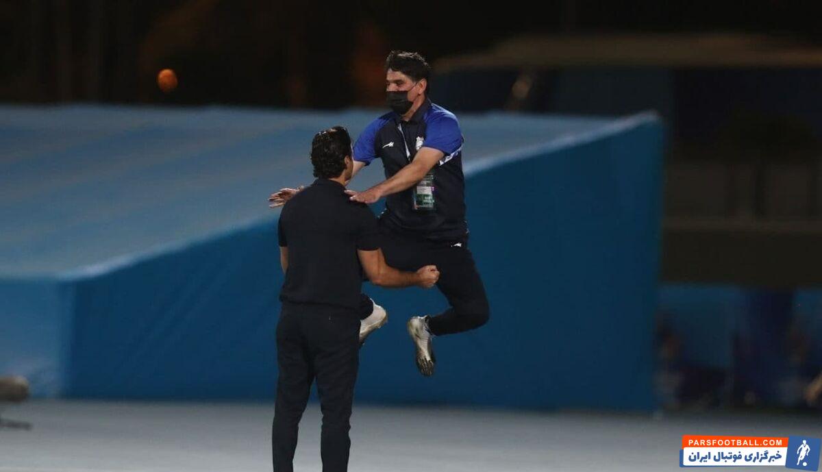 بهزاد غلامپور که به شادی گل های خود معروف است، پس از گل دوم آبیها طبق معمول به آسمان پرید و در آغوش فرهاد مجیدی فرود آمد.