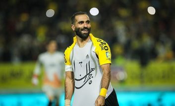 مهدی کیانی ستاره فصل پیش سپاهان گفت : من از بچگی استقلالی بودم و در نقل و انتقالات هم استقلال به دنبال جذب من بود اما سپاهان اجازه پیوستن به استقلال را به من نداد.