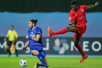 استقلال در دقیقه چهار توسط ارسلان مطهری به گل رسید که مایکل اولونگا شش دقیقه بعد با گلزنی خود، زمینه بازگشت الدحیل را فراهم آورد.