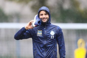 با توجه به نمایش ضعیف محمدحسین مرادمند در دیدار رفت استقلال و الدحیل ، این احتمال وجود دارد که عارف غلامی در ترکیب استقلال در دیدار برگشت قرار بگیرد.