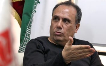 ضیا عربشاهی ، پیشکسوت باشگاه پرسپولیس گفت : زمانی که حمید جاسمیان فوتبال بازی می کرد ، عزیزی خادم کلاس پنجم بود اما الان همه به او می گویند دکتر ! .