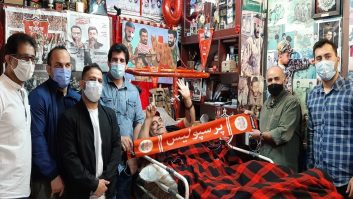 به مناسبت روز ارتش ، تعدادی از هنرمندان و قهرمانان ورزشی کشور با حضور در آسایشگاه ثارالله با جانبازان کشور و موسی سلامت ، از هواداران پرسپولیس دیدار کردند. حسن رحیمی ، رسول خادم ، سجاد گنج زاده و پرویز پرستویی از معروف ترین افراد حاضر در این دیدار بودند‌.