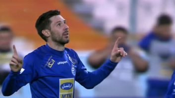 محمد نادری در دیدار با پیکان محروم بود و متین کریم زاده در ترکیب استقلال قرار گرفت و هروویه میلیچ در جای دیگری بازی کرد تا مجیدی نشان دهد برای او برنامه ویژه ای دارد .