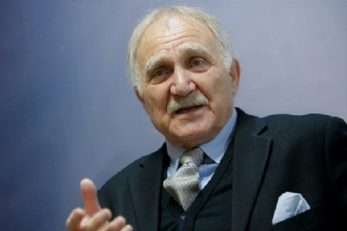 حسین کلانی ، اسطوره باشگاه پرسپولیس گفت : سپاهان و پرسپولیس برادر هستند و هر دو از مکتب شاهین هستند و نباید با هم دشمنی داشته باشند.