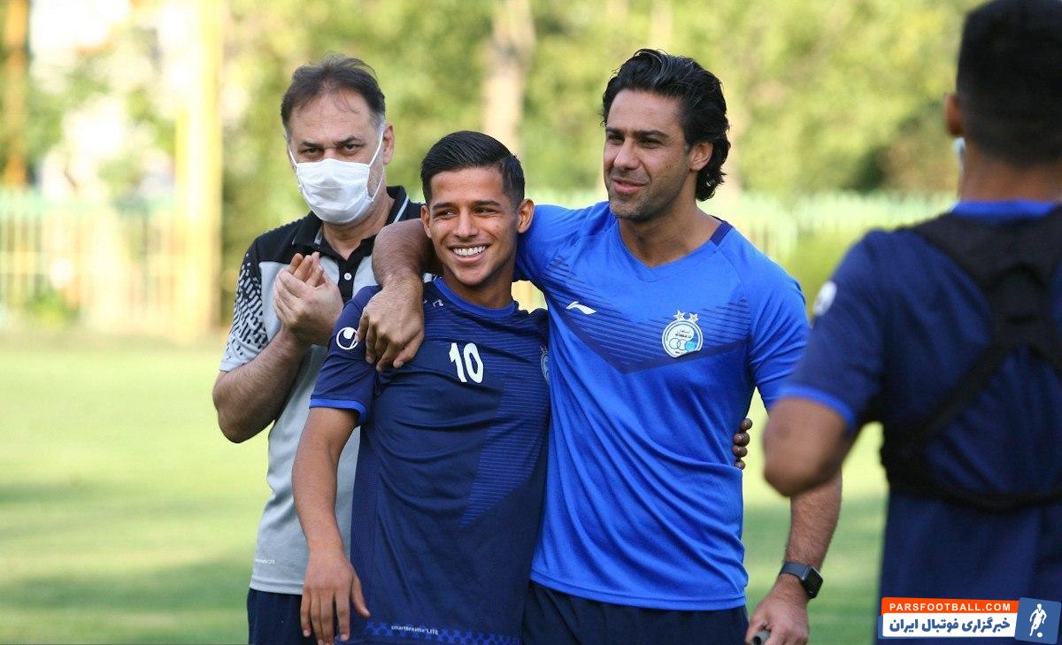 فرهاد مجیدی ، سرمربی تیم استقلال ، به بازیکنان استقلال توصیه کرده که در دربی با داور صحبت نکنند تا مشکلی برای تیمشان ایجاد نشود.