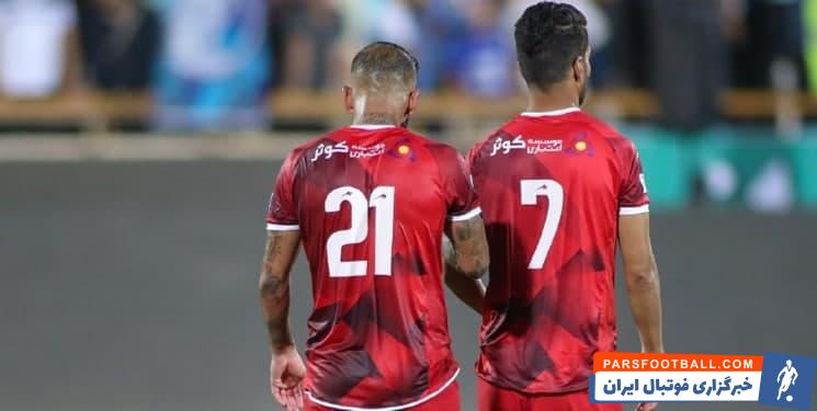 هواداران تراکتور از مسعود شجاعی و اشکان دژاگه حسابی شاکی هستند و عامل حواشی چند روز اخیر این تیم را این دو بازیکن می دانند.