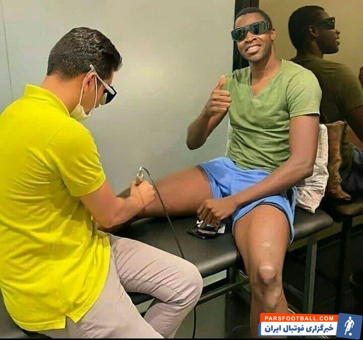 اولین عکس شیخ دیاباته پس از دربی زیر نظر پزشک استقلال