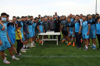 ساکت الهامی که پس از حضورش در نساجی و در روز تولد شاگردانش به آنها هدیه دلاری داده بود، این بار توسط بازیکنانش سورپرایز شد.