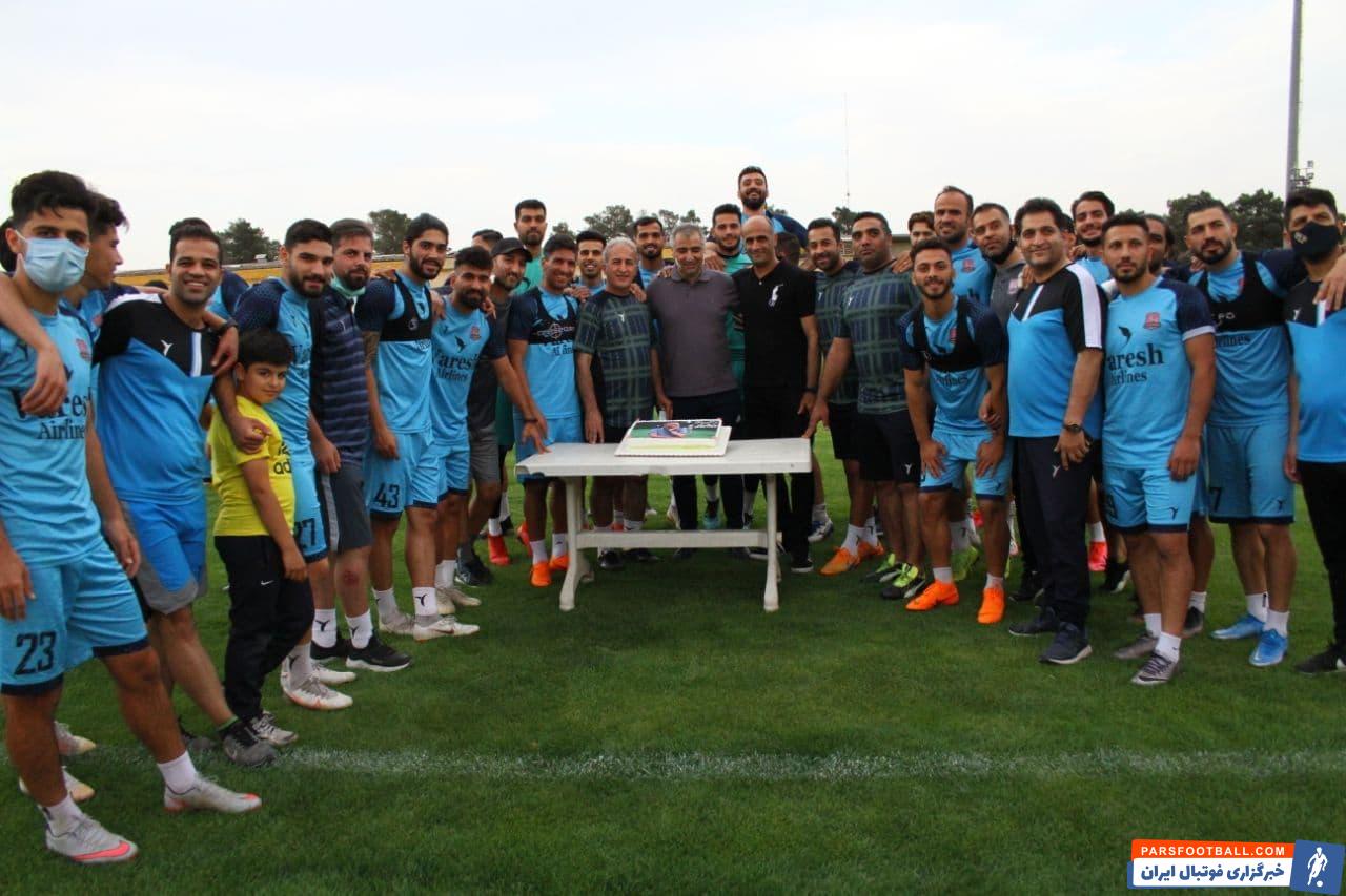 ساکت الهامی که پس از حضورش در نساجی و در روز تولد شاگردانش به آنها هدیه دلاری داده بود، این بار توسط بازیکنانش سورپرایز شد.