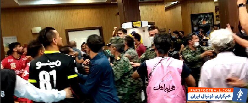 کریم باقری مربی پرسپولیس به مربی دروازه بانهای سپاهان گفت: رحمان ( احمدی) بچههای خودتان را جمع کنید و به رختکن ببرید!