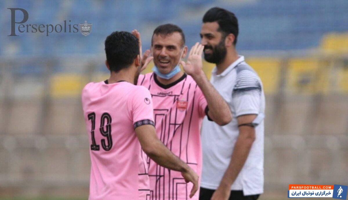 سیدجلال حسینی کاپیتان پرسپولیس همچون گذشته با تمام انرژی در تمرین پرسپولیس حاضر است و اجازه نمی دهد حواشی لطمه ای به پرسپولیس وارد کند.