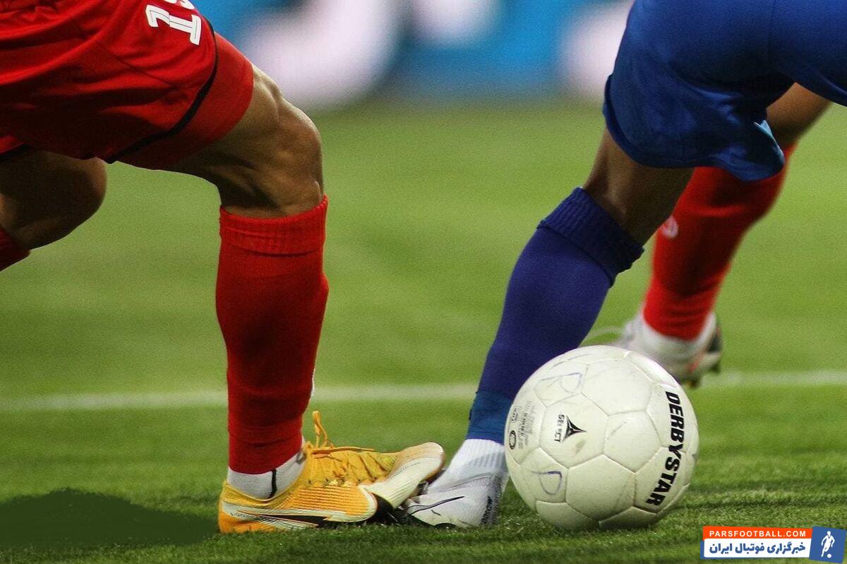 دقایق ابتدایی بازی صحنه مشکوک پنالتی روی مهدی قائدی ستاره استقلال در محوطه جریمه پرسپولیس رخ داد که اکبریان آن را خطا تشخیص نداد.