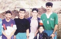 علی دایی در توصیف این عکس قدیمی می گوید : می بینید چقدر خوش‌تیپیم! این عکس را قبل از بازی لبنان گرفتیم که من دو گل در آن بازی زدم.