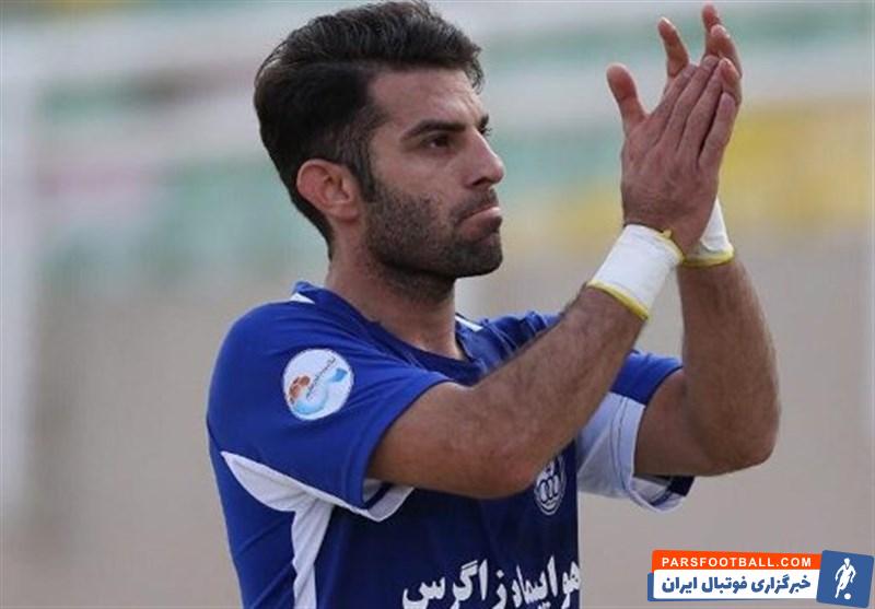 اسماعیل شریفات ، ستاره سال های قبل استقلال گفت : پرسپولیس و سپاهان ، مدعیان اصلی قهرمانی هستند و استقلال از کورس خارج شده است.