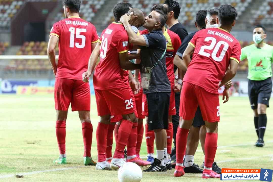 شیمبا بعد از گل کردن پنالتیاش به شکل جالبی مورد استقبال حسین کعبی مربی فولاد قرار گرفت و او با بوسهای که پیشانی مهاجم برزیلی تیمش زد.