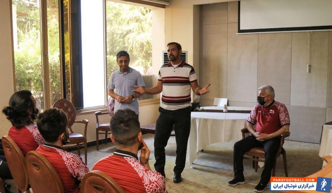 فیروز کریمی مشاور فنی رسول خطیبی سرمربی تراکتور