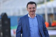 محمدرضا زنوزی ، مالک باشگاه تراکتور که سه سال میش با وعده قهرمانی آسیا تراکتور را خرید ، طبق ادعای رسانه ها به خط پایان با این تیم رسیده است.